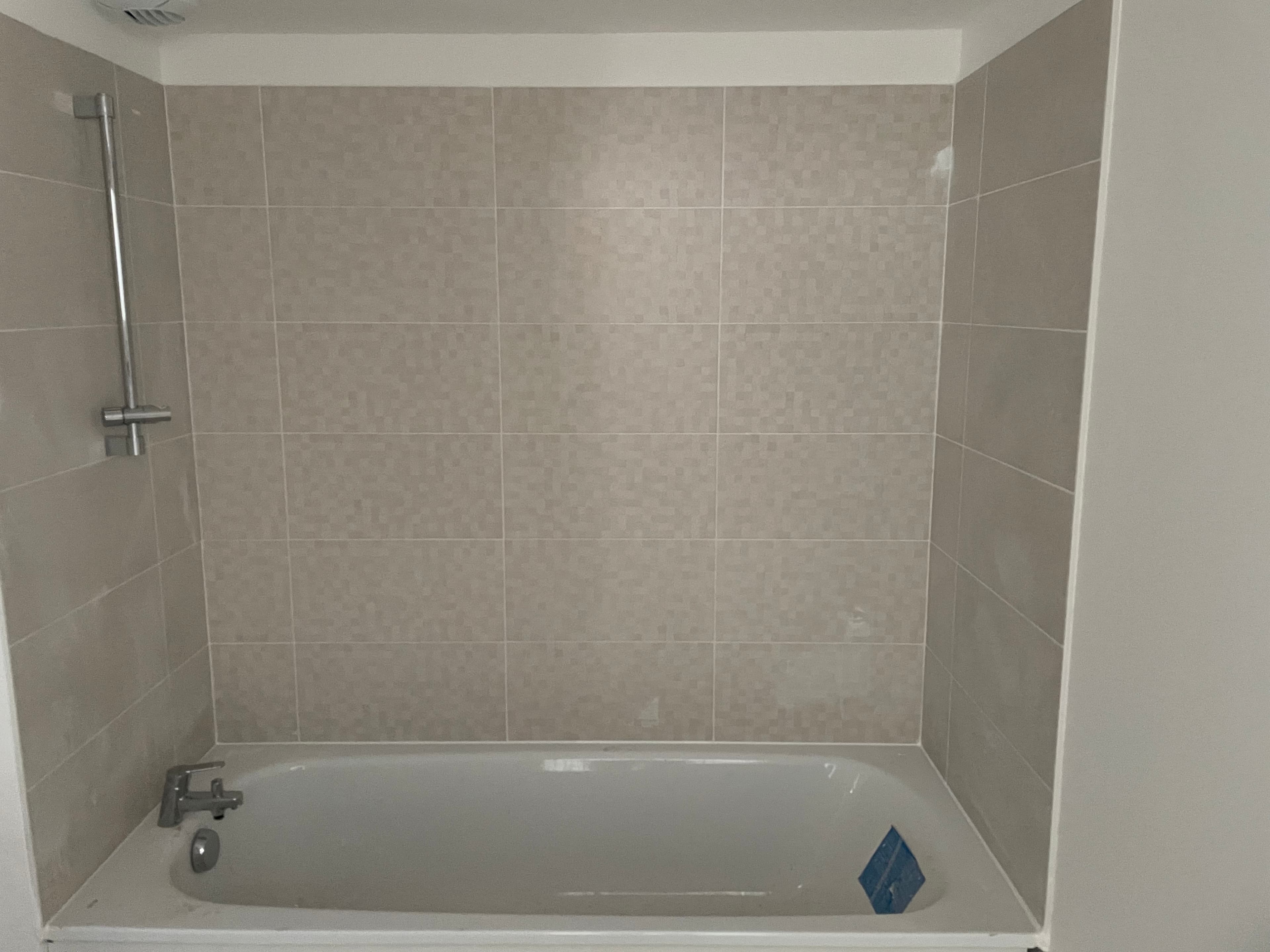 Installation carrelage moderne dans salle de bain