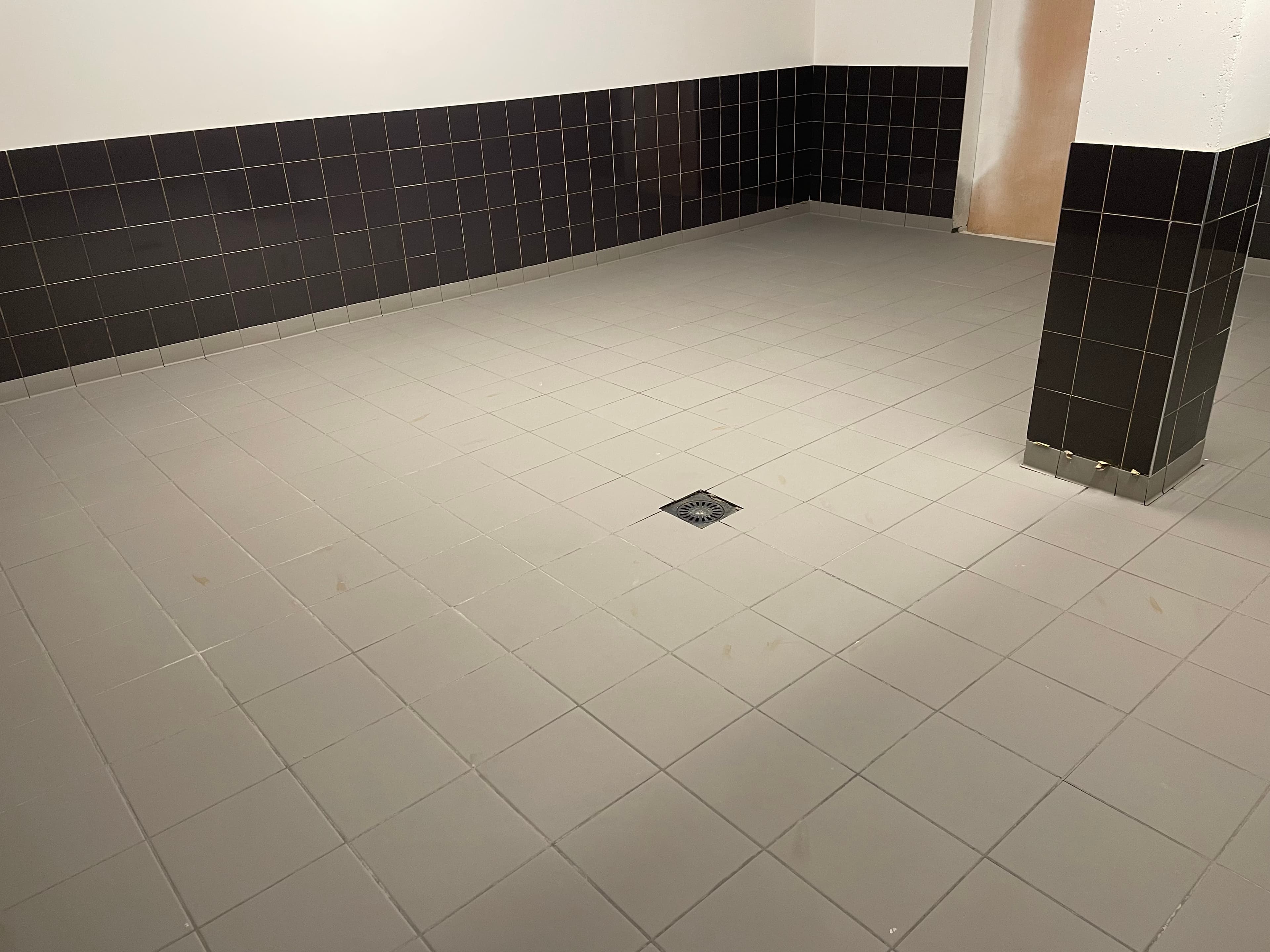 Carrelage anti-dérapant posé dans un local OM