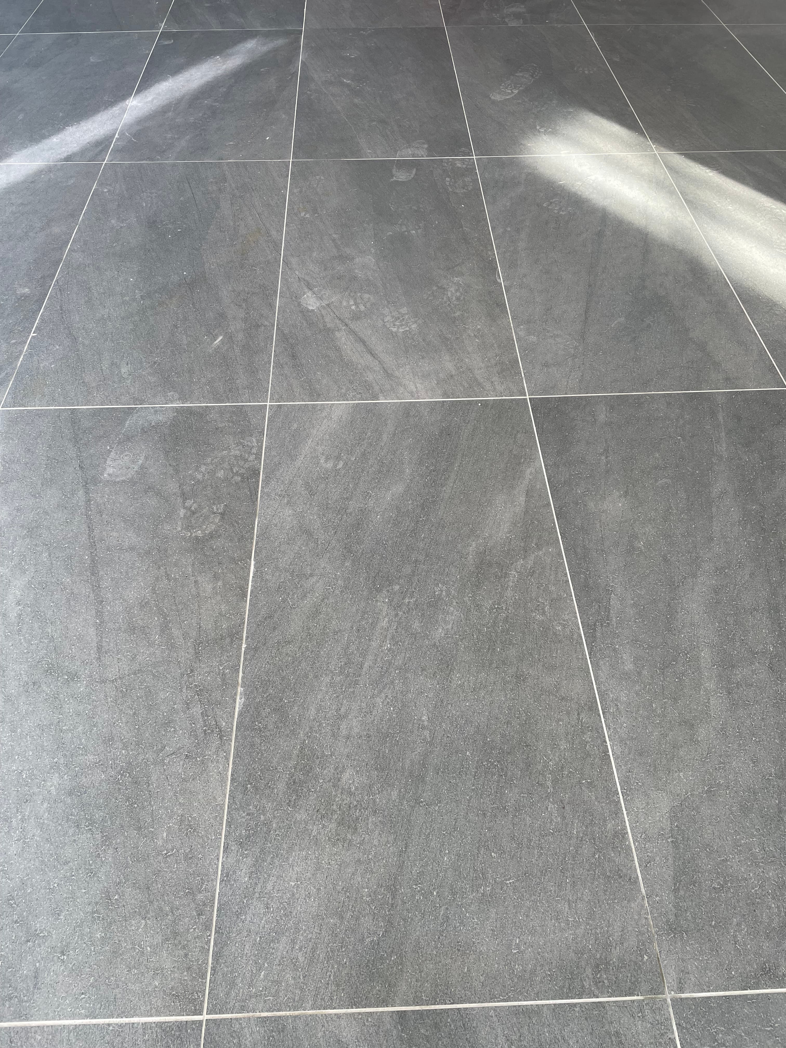 Fourniture et pose de carrelage dans un hall d'entrée